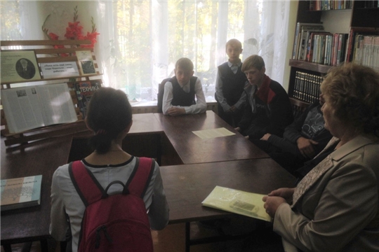 В городской библиотеке семейного чтения прошел обзор выставки «Он стоял у истоков авиации»