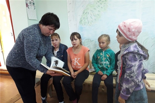 В Покровской сельской библиотеке прошел познавательный час «Вера Кузьмина - мастер театрального искусства»