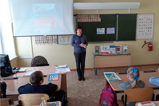 Октябрьская  и Акшикская сельские библиотеки совместно провели патриотический час  «В единстве наша сила»