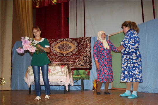 Участники театрального клубного формирования «Хурăнташ» Санкинского СДК выступили со спектаклем «Лар, аннеçĕм, юнашар»