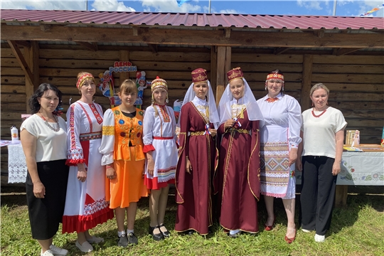 Аликовская центральная библиотека совместно с Детской библиотекой приняла участие на традиционном празднике песни, труда и спорта «Акатуй - 2026».