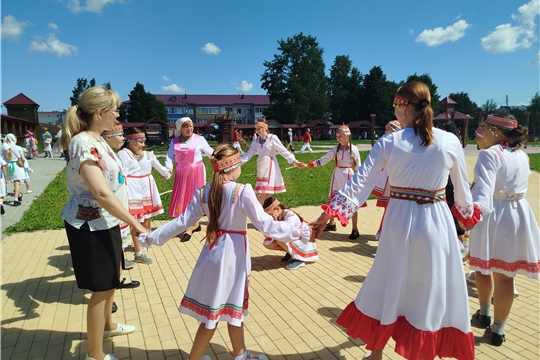 Аликовская центральная библиотека совместно с Детской библиотекой приняла участие на традиционном празднике песни, труда и спорта «Акатуй - 2026».