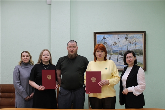 В госархиве подписаны соглашения с участником спецоперации и представителем волонтерской группы 