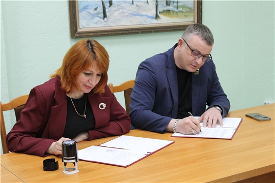 В госархиве прошла встреча директора с лидером добровольческого движения «Надежный тыл Чувашии»