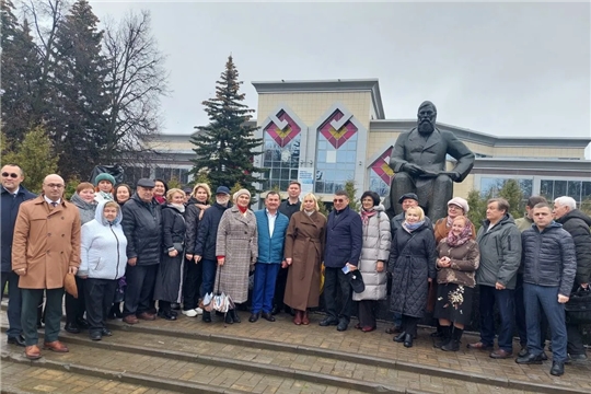 Архивисты на возложении цветов к памятнику И.Я. Яковлева