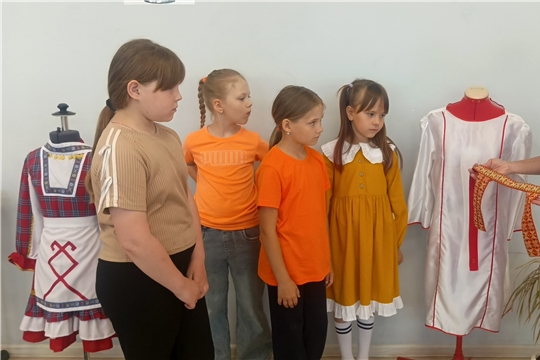 «Илемлĕ чăваш тумтирĕ тăхăнма пĕлсен кăна...» - Алманчӑ ял библиотекинче таврапӗлӳ сехечӗ иртрĕ
