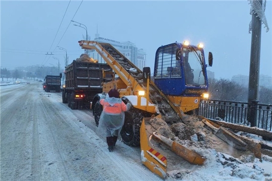 Городские службы продолжают масштабную работу по очистке дорог