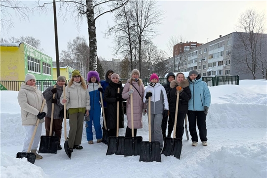 Сотрудники МКУ "ЦОД г. Чебоксары" 21.02.2026 приняли участие в акции по уборке снега на тротуарах, остановках общественного транспорта, пешеходных подходов на территории города Чебоксары 