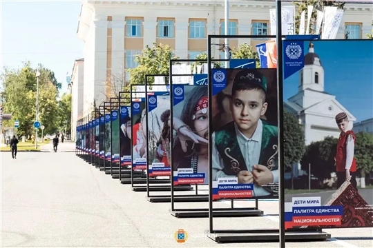 На Площади Республики развернулась уникальная фотовыставка «Дети мира»