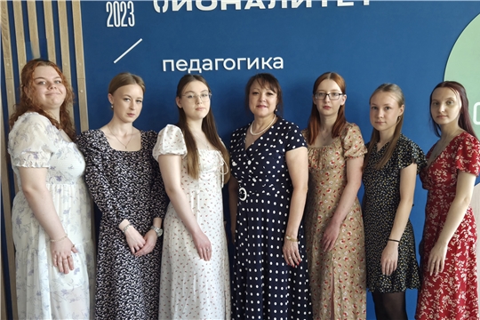 Женские образы Победы: фотоакция объединила студенток и директора ЧПК