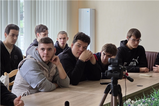 В Чувашском педагогическом колледже прошла встреча студентов с бойцом войск Беспилотных систем