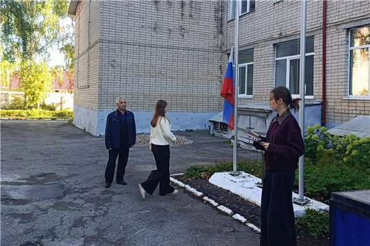 Учебная неделя в колледже открылась церемонией с флагом России