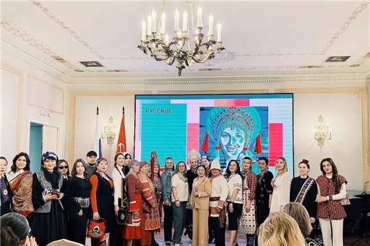 В Санкт-Петербургском Дому Национальностей состоялся показ-дефиле «Розы мира»