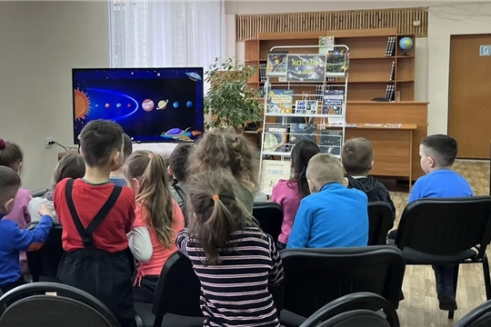 Увлекательное занятие «Впереди всегда Гагарин» (Вурманкасинская с/б)