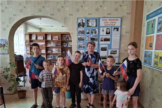 Патриотический час Гордо реет флаг России в Игорварской сельской библиотеке