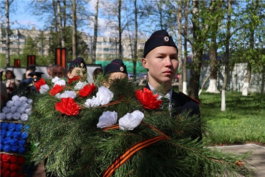 Возложение цветов к памятнику Неизвестному Солдату