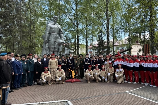 Возложение цветов к памятнику Неизвестному Солдату