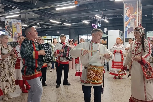 Земляки в деле: Янтиковский округ поддержал легендарный «Уяв» на агромаркете «Пехет»