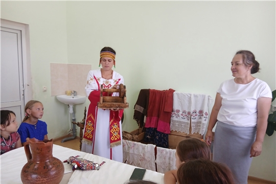 Сколько же загадок таит в себе старый деревянный сундук! 