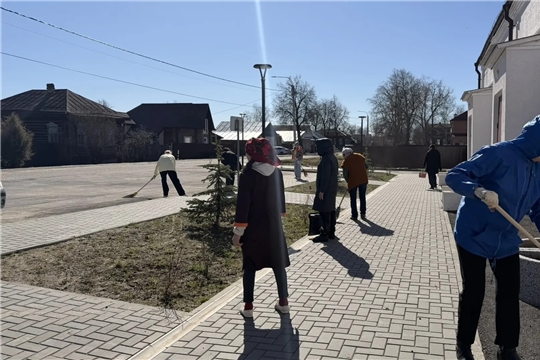 Сотрудники Ядринского районного Дома культуры присоединились к весеннему санитарно-экологическому месячнику по благоустройству.