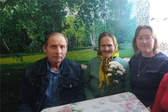 Работники Персирланского сельского Дома культуры навестили и поздравили уважаемого ветерана, заслуженного работника культуры Чувашской Республики Юлию Тихоновну Ерёмкину.