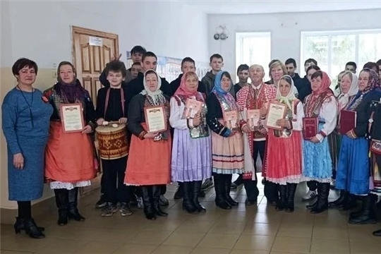 Народный фольклорный ансамбль «Сар Ен"выступили на встрече студентов с поэтом и писателем из Персирланского сельского поселения — Ефимовым Иваном Петровичем