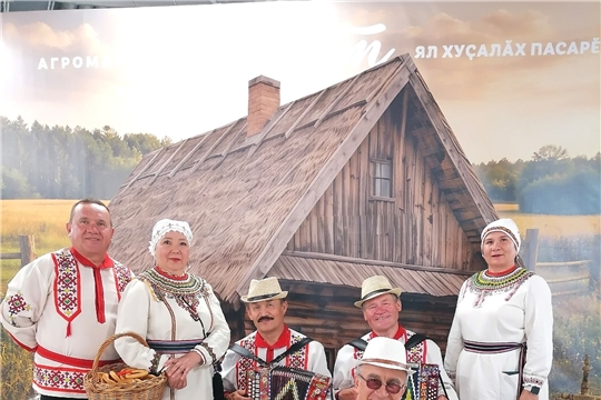 Народный ансамбль «Вирьял» открыли неделю Ядринского округа в агромаркете «Пехете» 