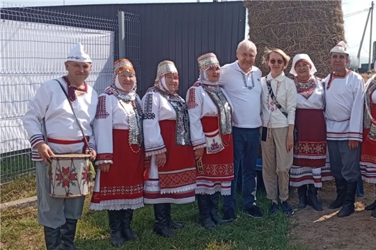 Народный фольклорный ансамбль «Пилеш» сельского Дома культуры с. Ядрино стал частью большого праздника — конных бегов на Большой кубок Главы Чувашской Республики!