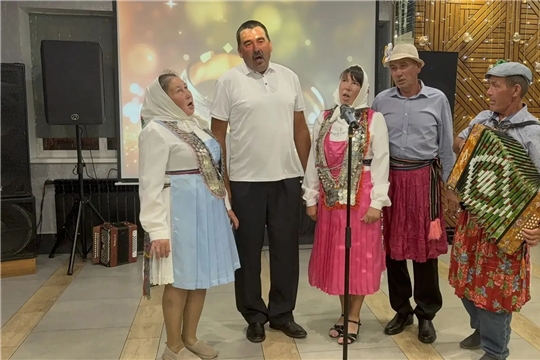 Участники ансамбля «Телей» Асламасовского СДК поздравили с серебряной свадьбой прекрасную пару