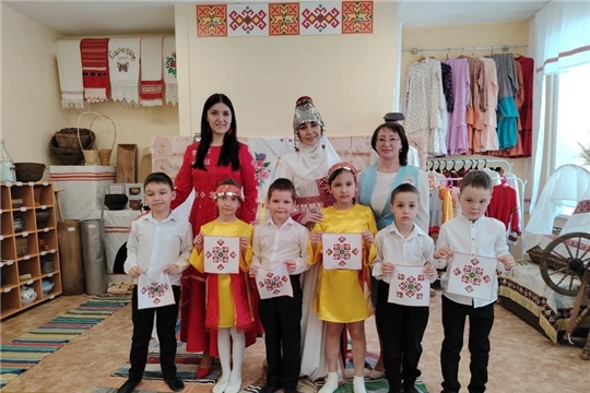 Юные чебоксарцы погрузились в мир чувашской культуры.