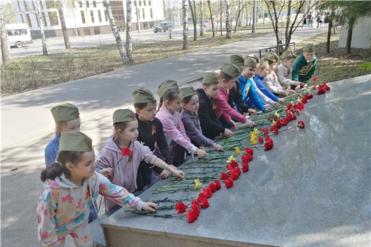 Более 2000 юных чебоксарцев прошли «Маршрутами памяти»: в Чебоксарах проходит патриотический марафон