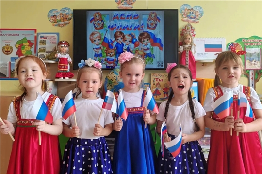 Юные горожане участвуют в акции «Цвета Родины»