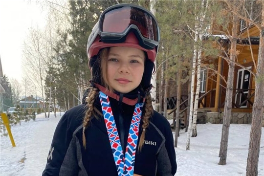 Юная фристайлистка Елизавета Никитина выступает на первенстве России