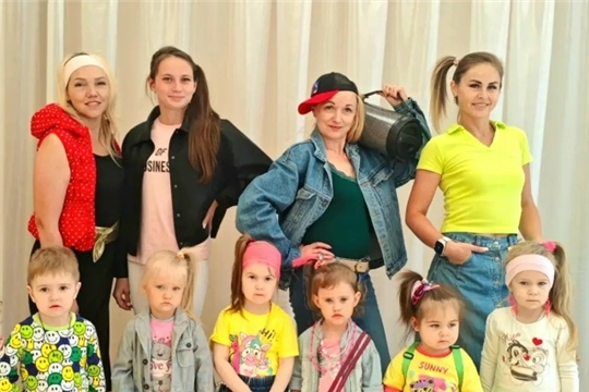 «Мамы, дети и 90-е: как в детском саду отметили День молодёжи»