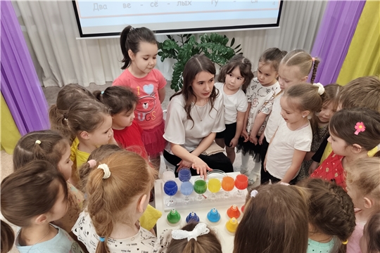 Волшебные звуки стеклянной арфы: знакомство с необычным инструментом на кружке «Соловушки»
