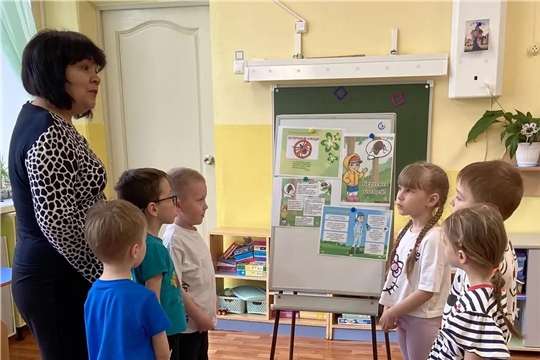 В подготовительной группе прошла познавательная беседа «Осторожно, клещи!»