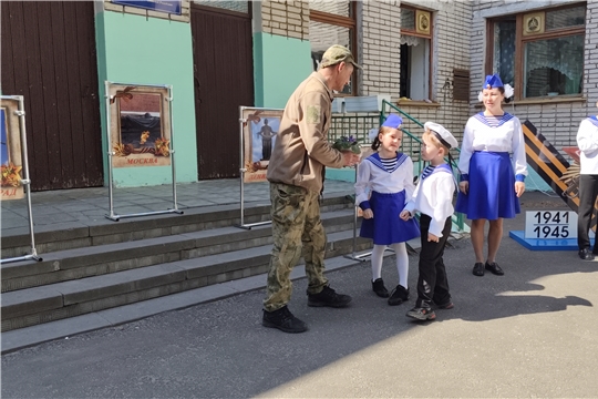 Патриотическая акция «Цветок ветерану» на Параде дошколят