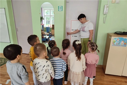 Какую опасность могут повлечь игры с дверью?