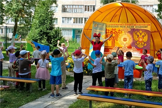 Феерия красок и веселья: в детском саду прошло развлечение «Яркие краски лета»