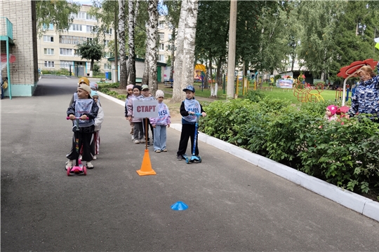 Скорость, ловкость и ПДД: в детском саду прошли гонки на самокатах