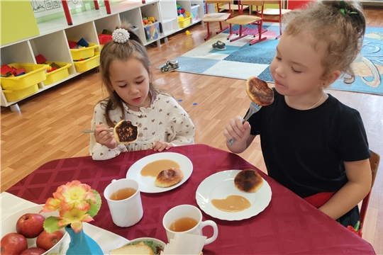Вкусное обновление: в меню нашего детского сада — сырники со сладкой поливой!
