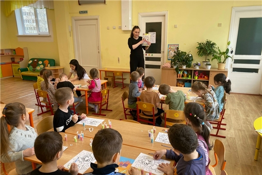 Мастер-класс с участием родительницы рисунок с цветным песком