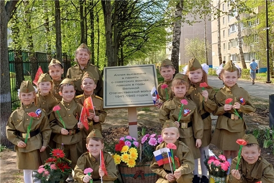 Возложение цветов к памятнику в канун празднования Дня Победы