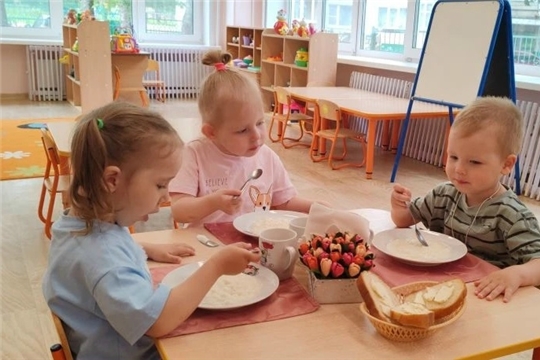 Рисовая каша на завтрак у ребят
