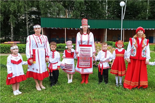 Дефиле национальных костюмов