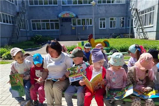 С книжкой на скамейке