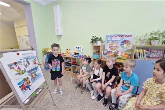 В группе "Колобок " прошла познавательная беседа на тему: "Осторожно, тонкий лёд!"