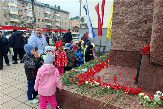 Воспитанники группы «Нарспи» посетили памятник легендарному лётчику-космонавту Андрияну Григорьевичу Николаеву