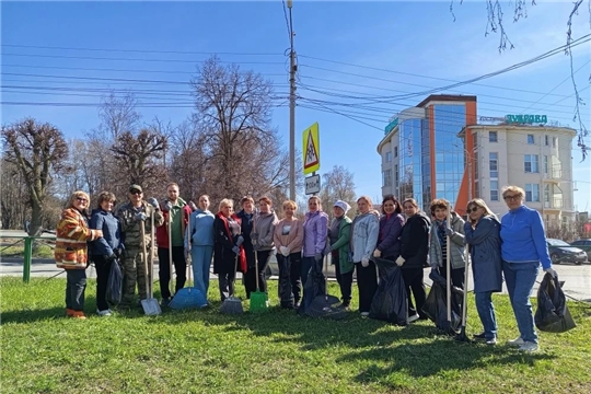 В Чебоксарах прошёл масштабный организованный городской субботник: сотрудники детского сада и школы вместе вышли на уборку