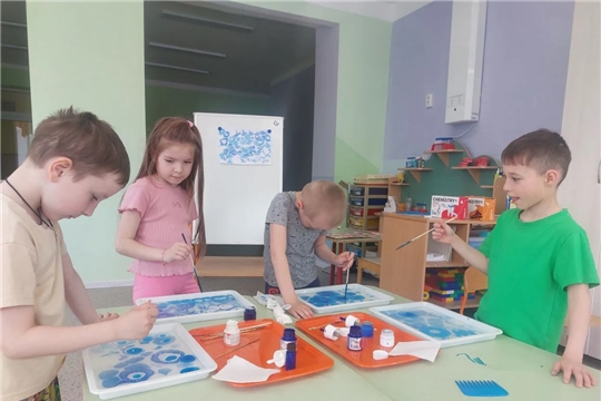 На кружке «Чудеса Эбру» ребята учились рисовать волны